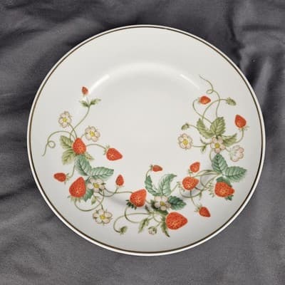 Avon Plate 7.5in Porcelain Strawberry 22k Gold Trim Vintage Collectable 1978