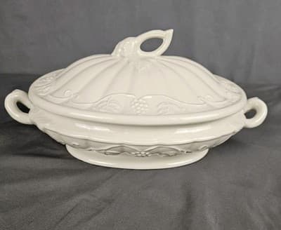 IronStone Red Cliff Covered Vegetable Dish Tureen Grape Vines Oval USA