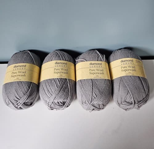 4 Diamond Luxury Pure Wool Superwash Yarn, 100% Wool, Col 914 Gray 100gr 218yd