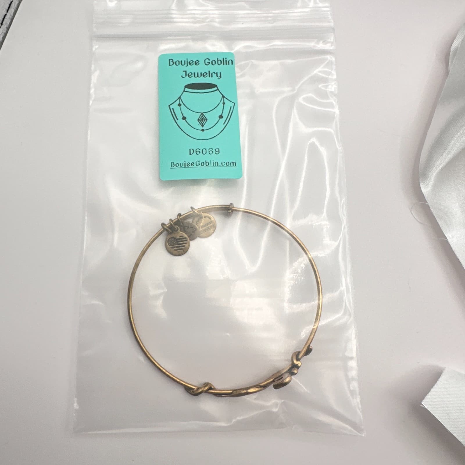 Vintage 80s Gold Tone Chai Charm Expandable Bangle Bracelet Classic Jewelry