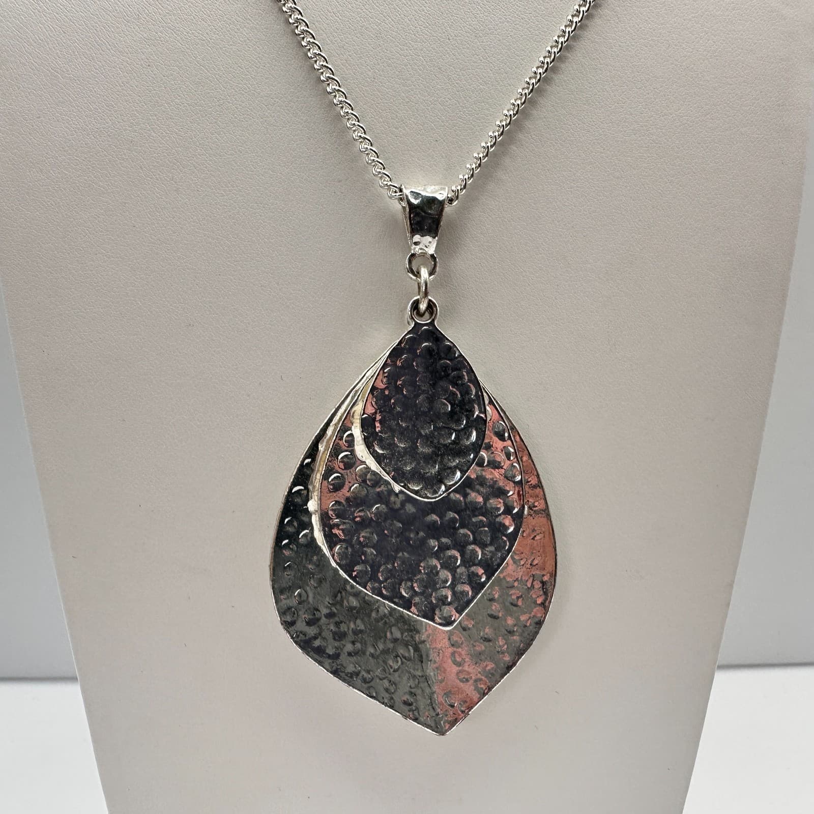 Vintage 90s Triple Tier Hammered Teardrop Pendant Necklace Silver Tone Jewelry