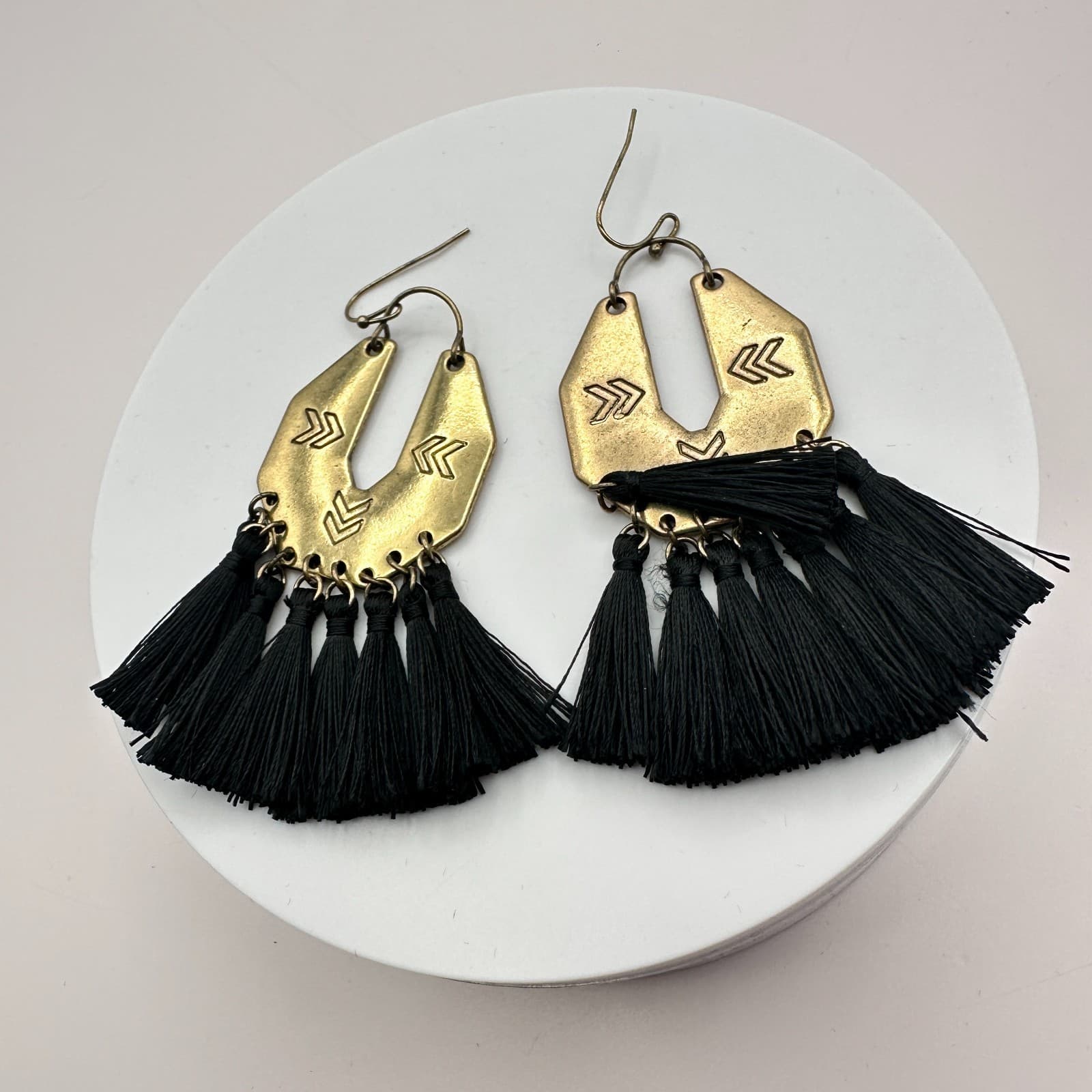 Vintage 90s Gold Tone Arrow Etched Black Tassel Dangle Earrings Fashion Jewelry