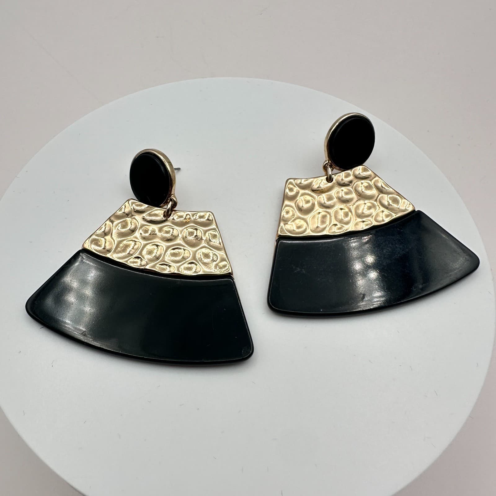 Vintage 90s Black Enamel Gold Tone Hammered Fan Drop Dangle Earrings Jewelry