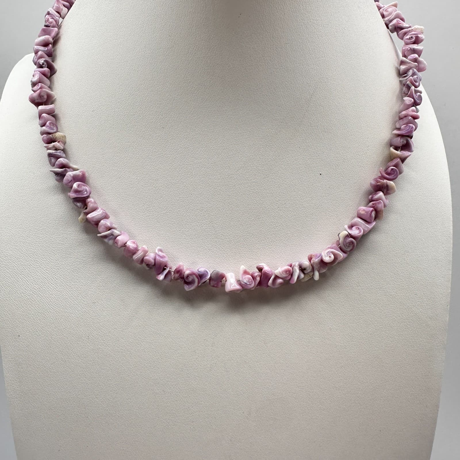 Vintage 90s Shell Chip Gold Tone Necklace Retro Women's Classic Fashion Jewelry