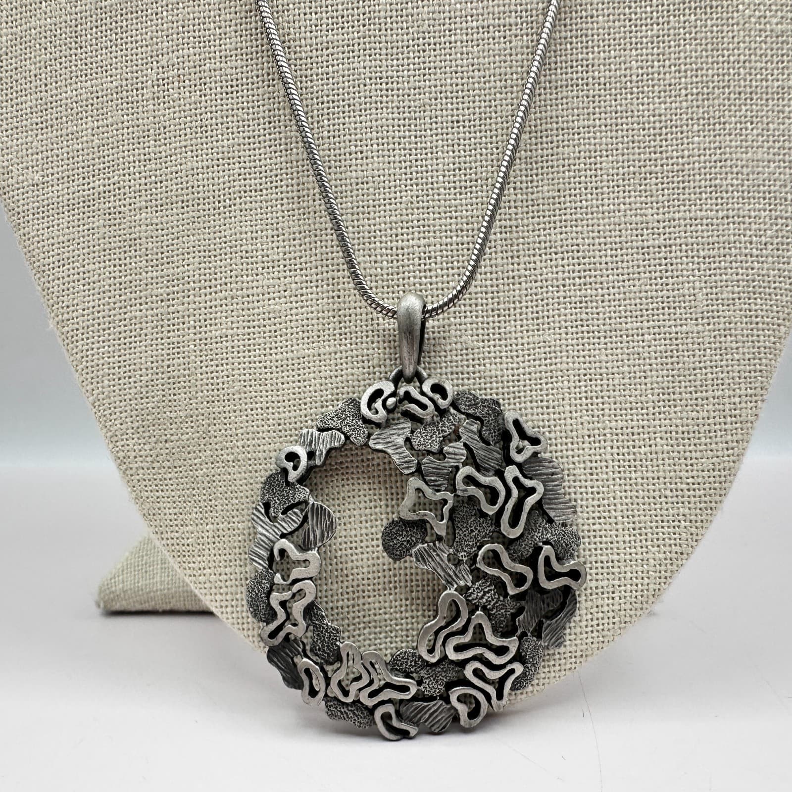 VTG Y2K Abstract Circle Pendant Necklace Silver Tone Snake Chain Women's Jewelry