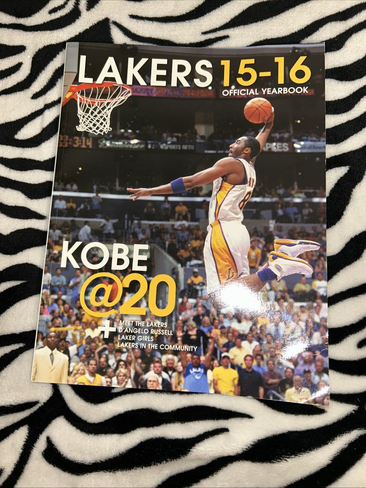 2015-16 LOS ANGELES LAKERS YEARBOOK 2016 KOBE BRYANT