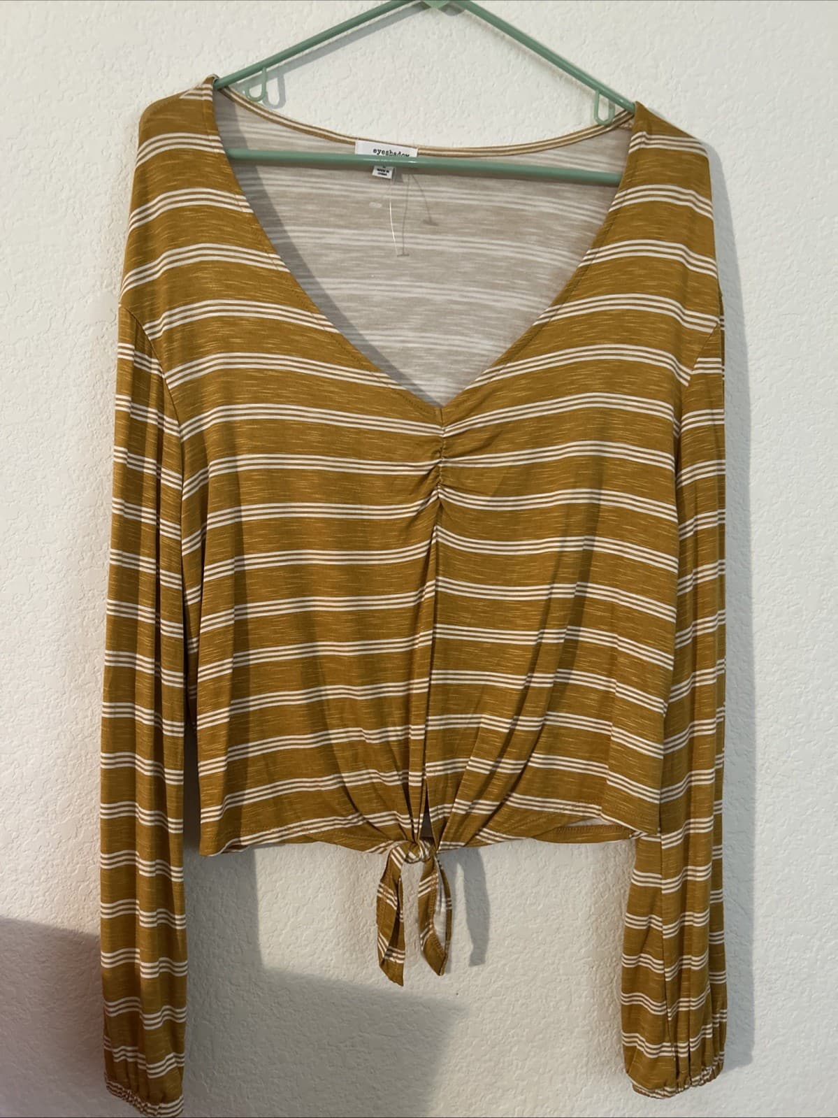 Women’s Large Top Gold Color Nwot Eye Shadow