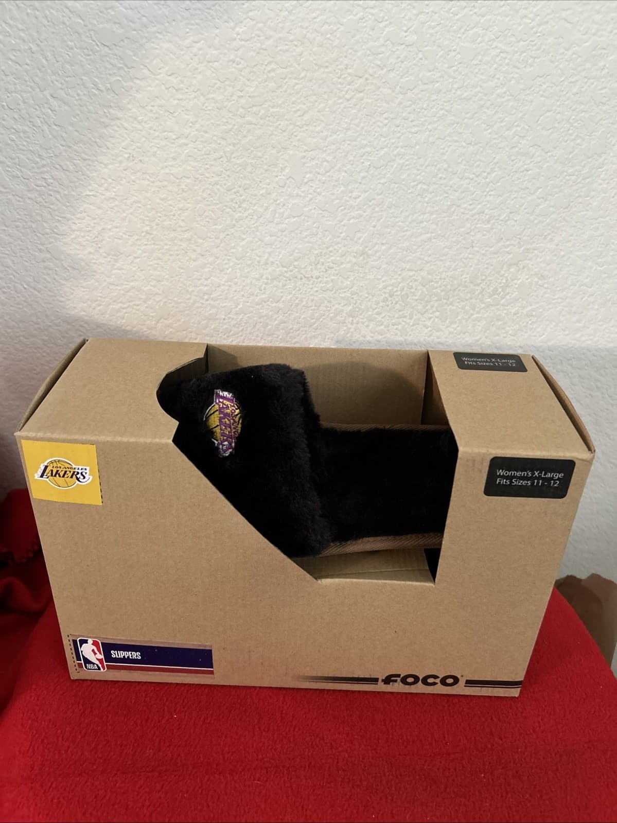 Women’s NBA Lakers Slippers NWT X-Large 11-12 Foco