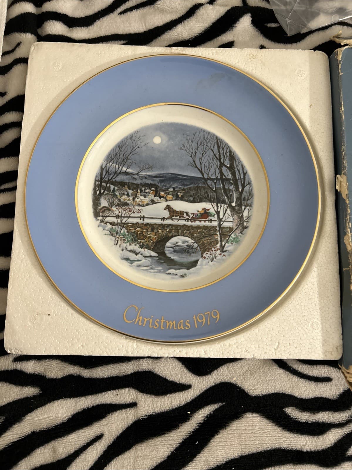 Avon DASHING THROUGH THE SNOW 1979 Vintage Christmas Plate Series 7th Edition