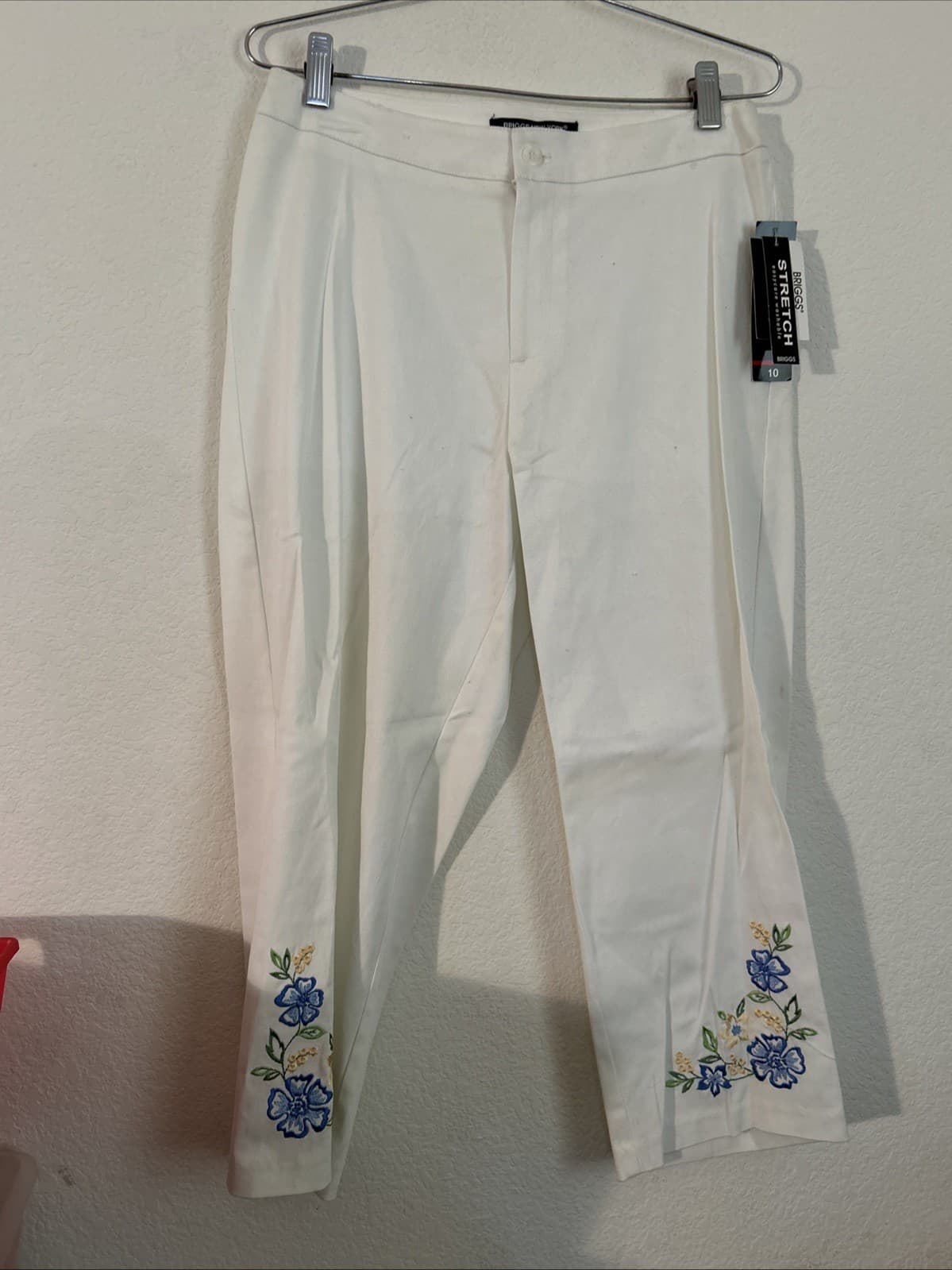 Women’s Cropped Length Capri NWT Briggs New York Size 10 White Stretch NWT