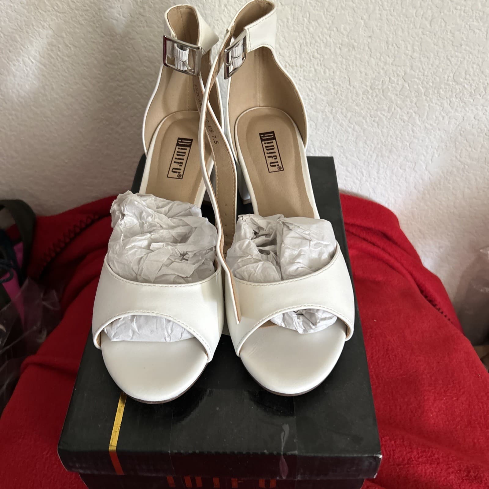 Women’s Pumps Size 7 1/2 White New IDiFU