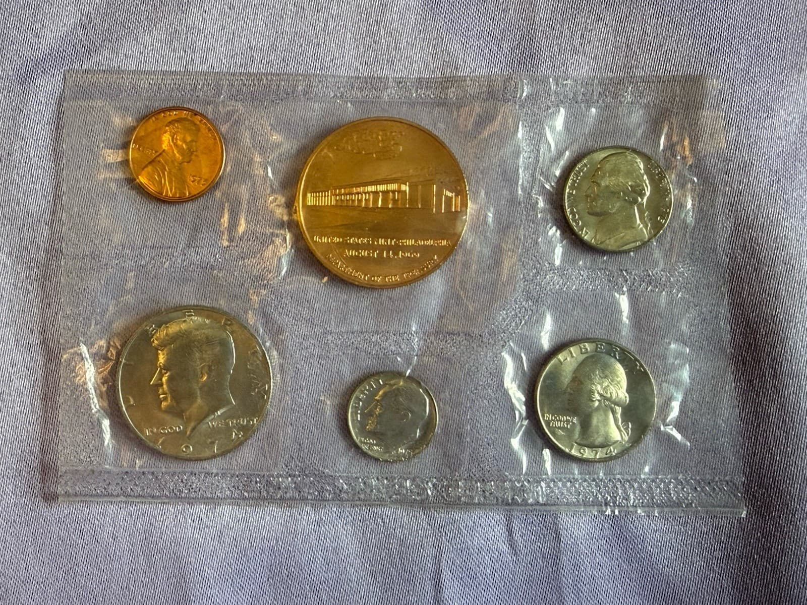 1975 US Mint Set Uncirculated Coins in Original Plastic Pack Uncertified