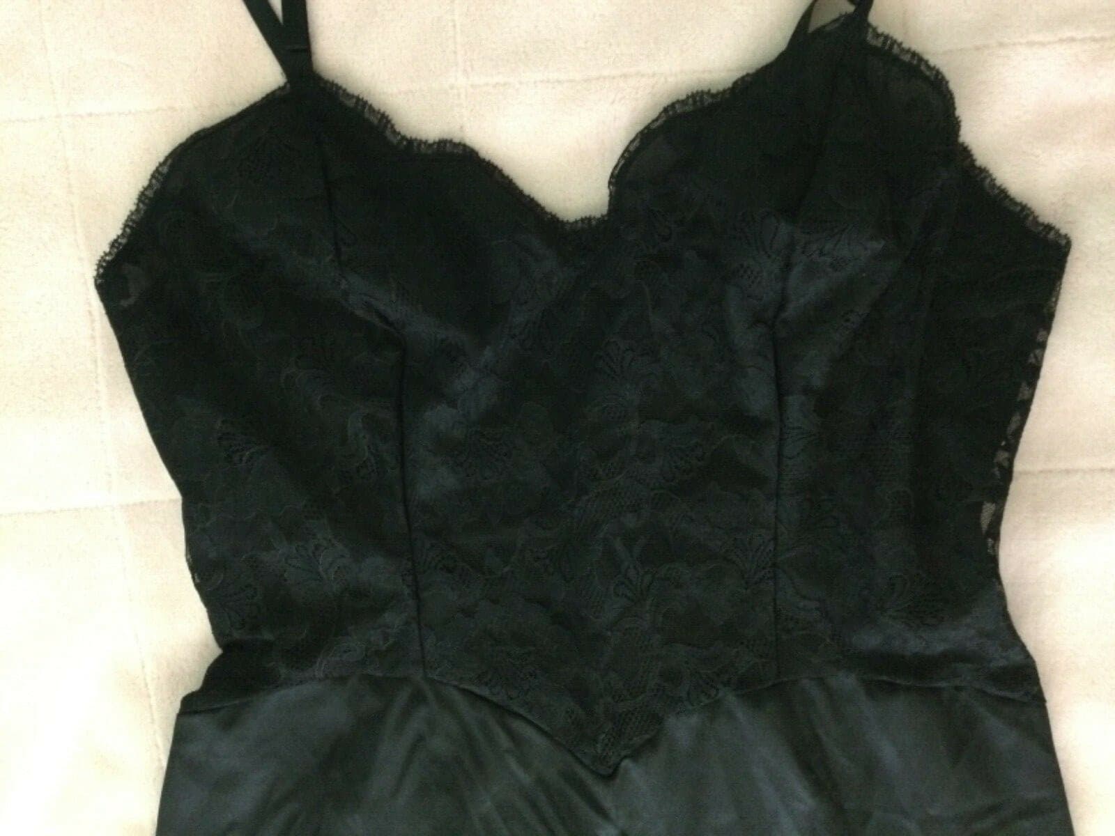 Vanity Fair Vintage Full Slip w/ Black Fitted? Lace Bodice & Hem Size 36 USA