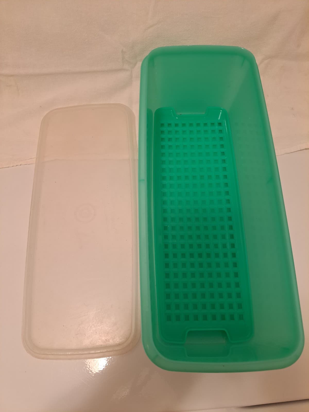 TUPPERWARE Green Celery Keeper w/Insert Produce Storage Container 782-1 VTG