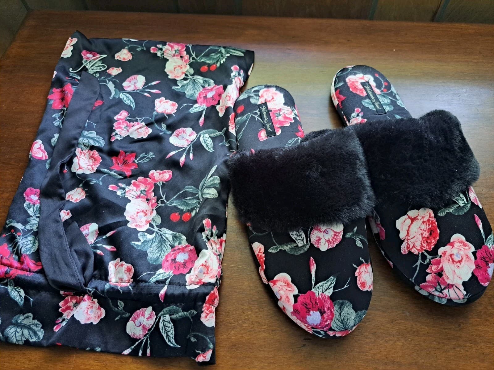 Victoria’s Secret Satin Roses & Faux Fur Black Slippers w/Travel Bag L 8-9