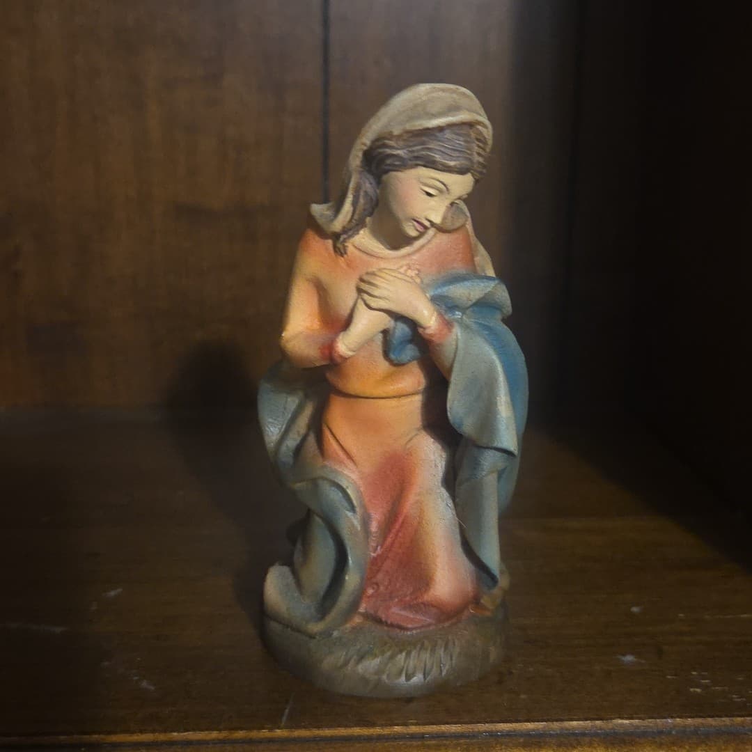 VINTAGE NATIVITY KNEELING Virgin MARY FIGURE CHRISTMAS Resin Figurine