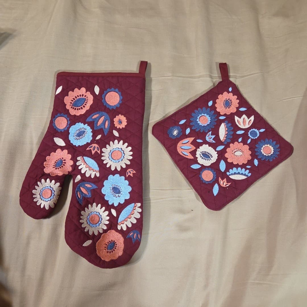 Alyssa Brieanne Oven Mit Pot Holder Set Of 2: Sweet Spring Colorway