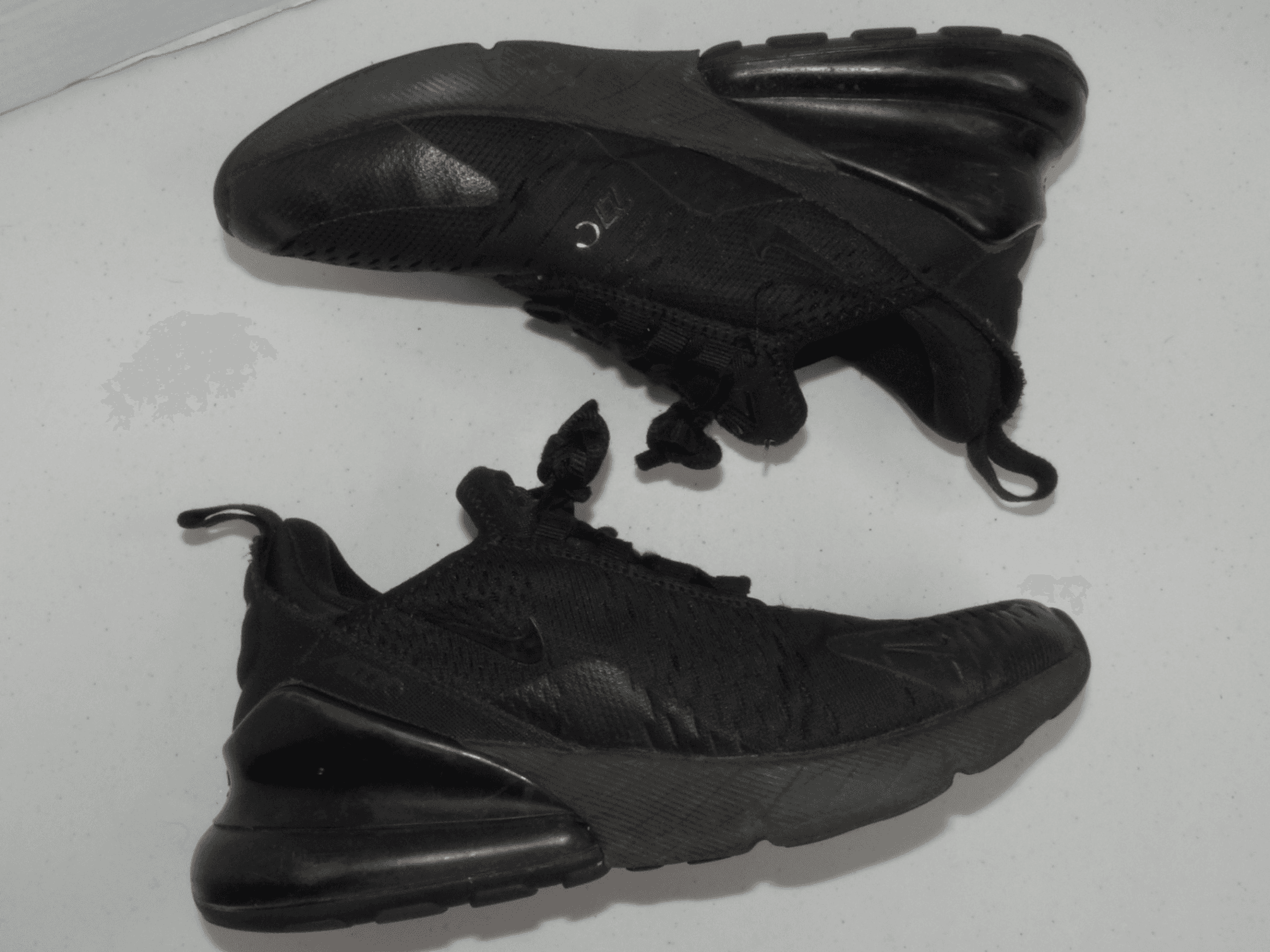 Nike Air Max 270 Triple Black Kids Running Shoes BQ5776-001 Size 4.5Y Mens 4.5