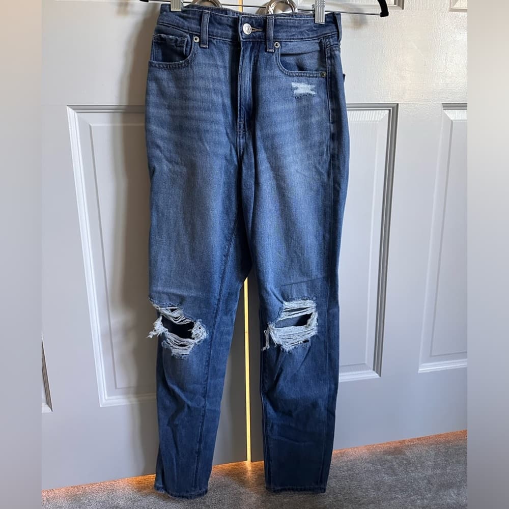American Eagle Jeans with Knee Ripped Detail - Size 00