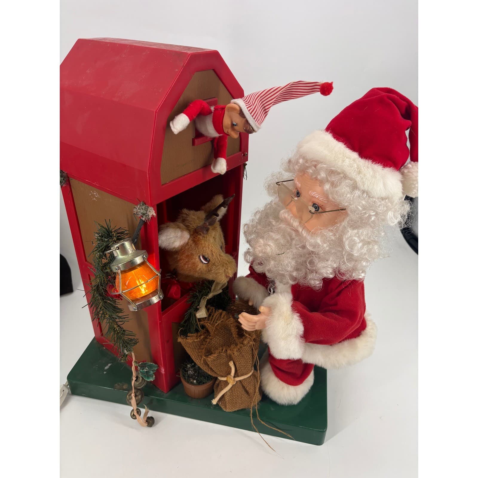 Santa's Best 20" tall Animated Feeding Rudolph Reindeer Stable Display 1994