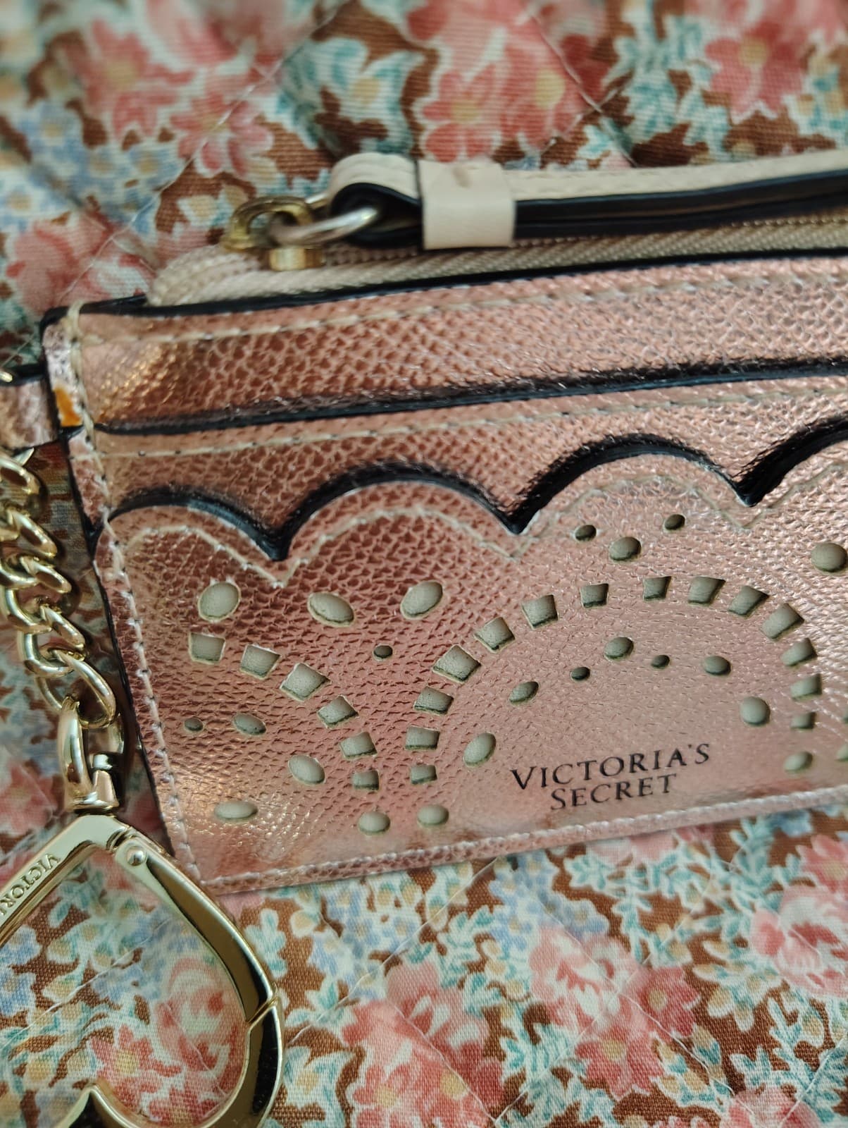 NWOT Victoria's Secret Pink Metallic Card Holder Heart Clasp