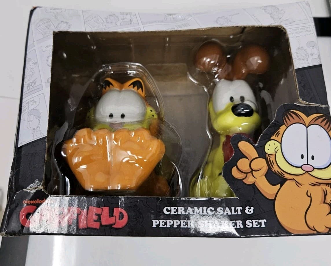 Garfield and Odie Ceramic Salt and Pepper Shakers Set In Box