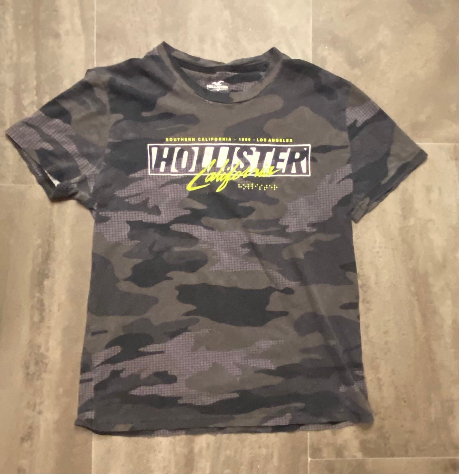 Black and gray camo Hollister XS shirt