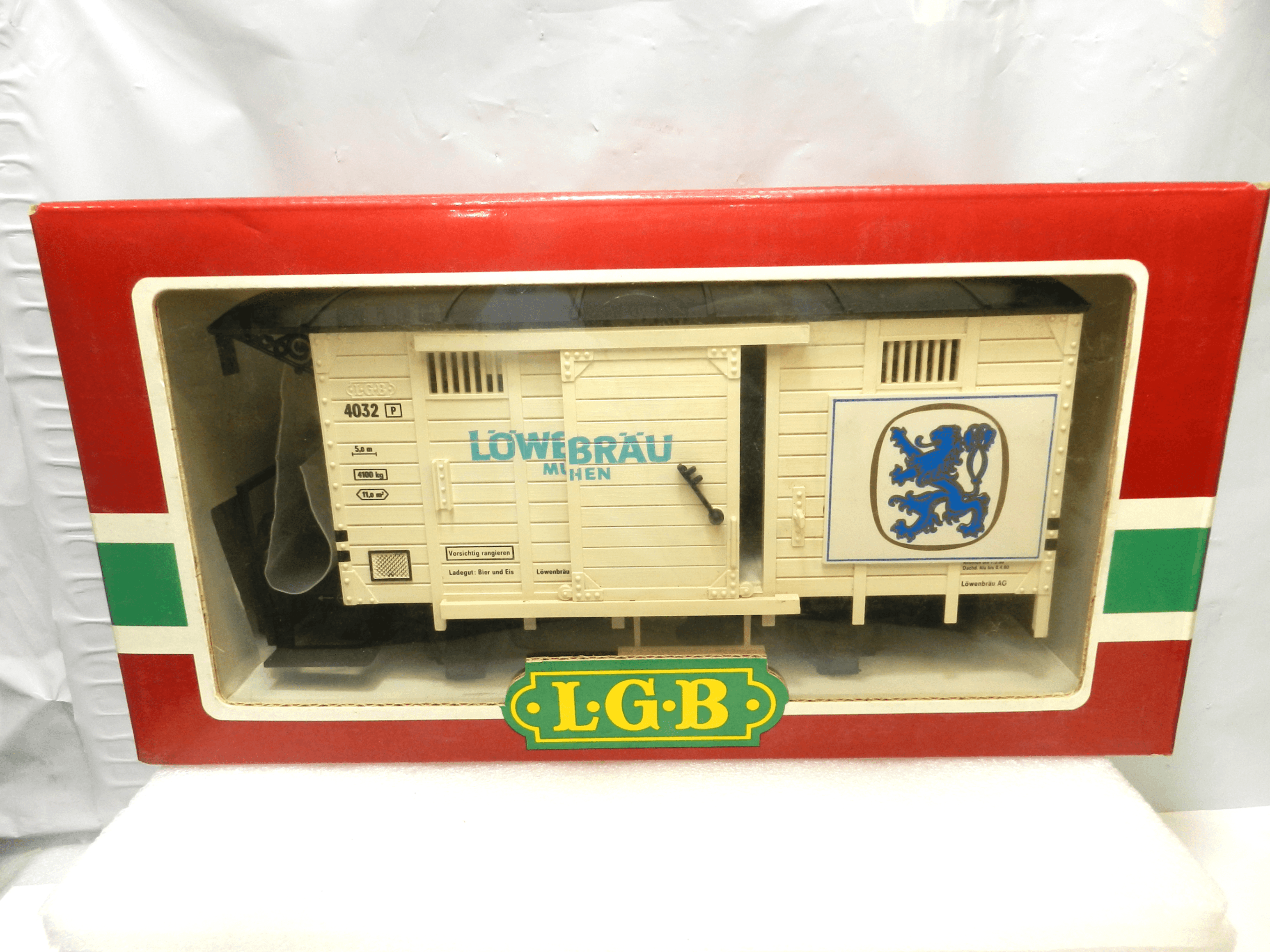 LGB 4032 Lowenbrau Beer G-scale (1:22.5) model railroad boxcar NIB (O91K)