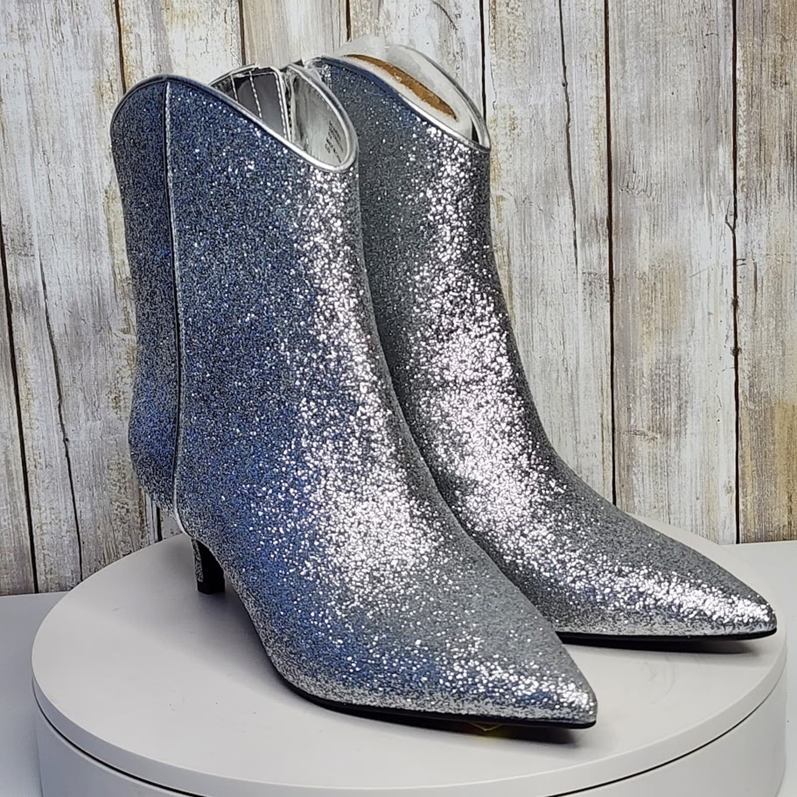 NEW - On 34th Aatira Silver Tulip Booties - Size 7.5 M