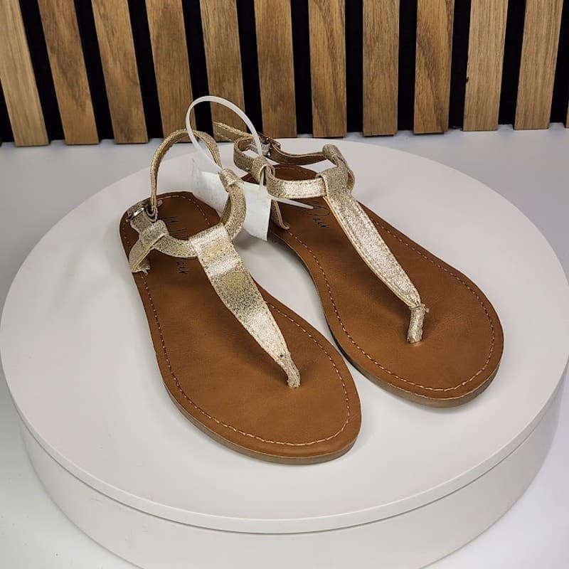 NEW - Wild Pair Krisleyy Women’s Gold T-Strap Flat Sandals Ankle Strap Size 5