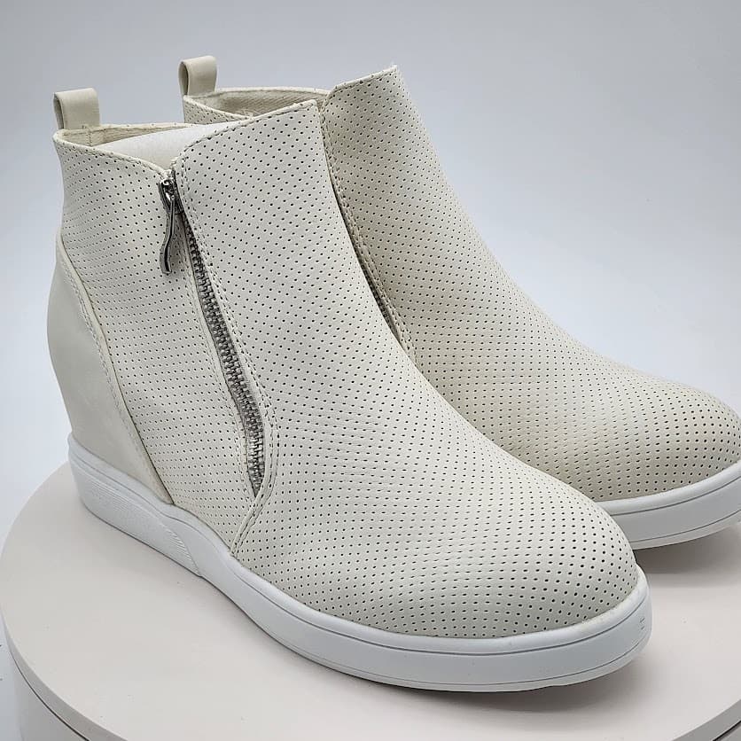 NEW Journee Collection Pennelope Ivory Wedge Sneakers Women's Size 10 Side Zip