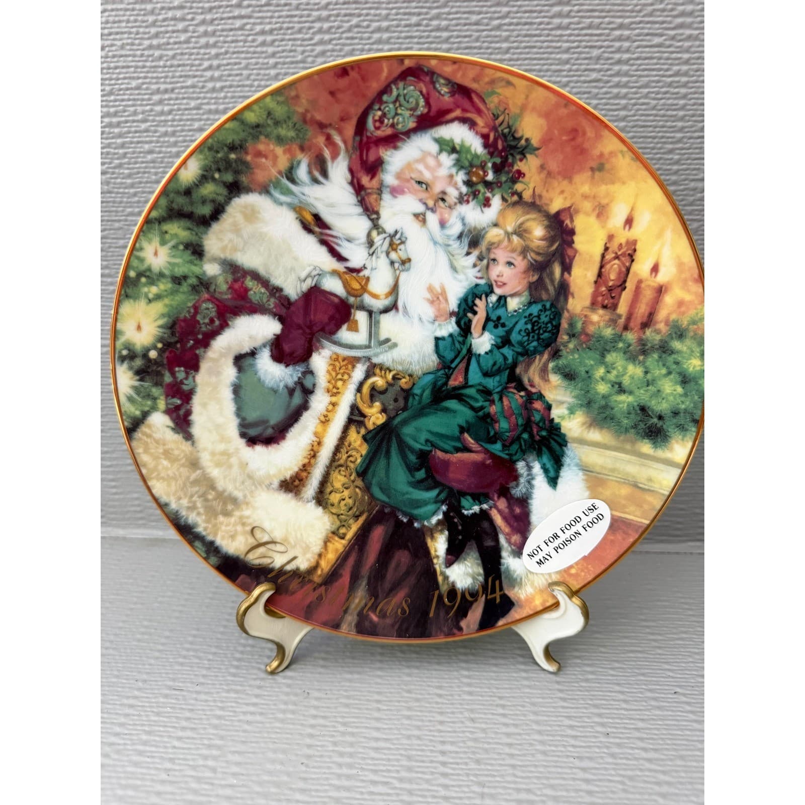 Avon The Wonder of Christmas 1994 Collector Plate 22K Gold Trim Santa 8 inch