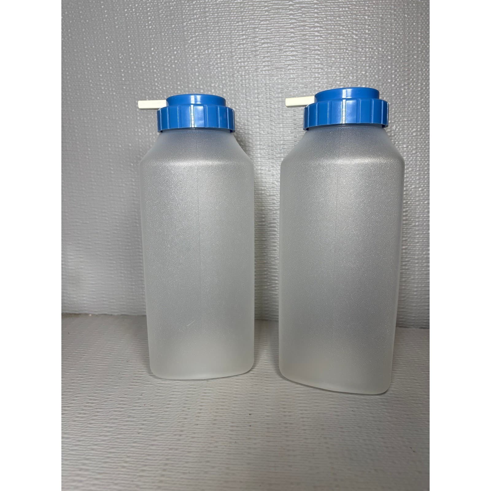 Set of 2 Rubbermaid Vintage 1 Qt Juice Water Bottle Blue Flip Top Frosted