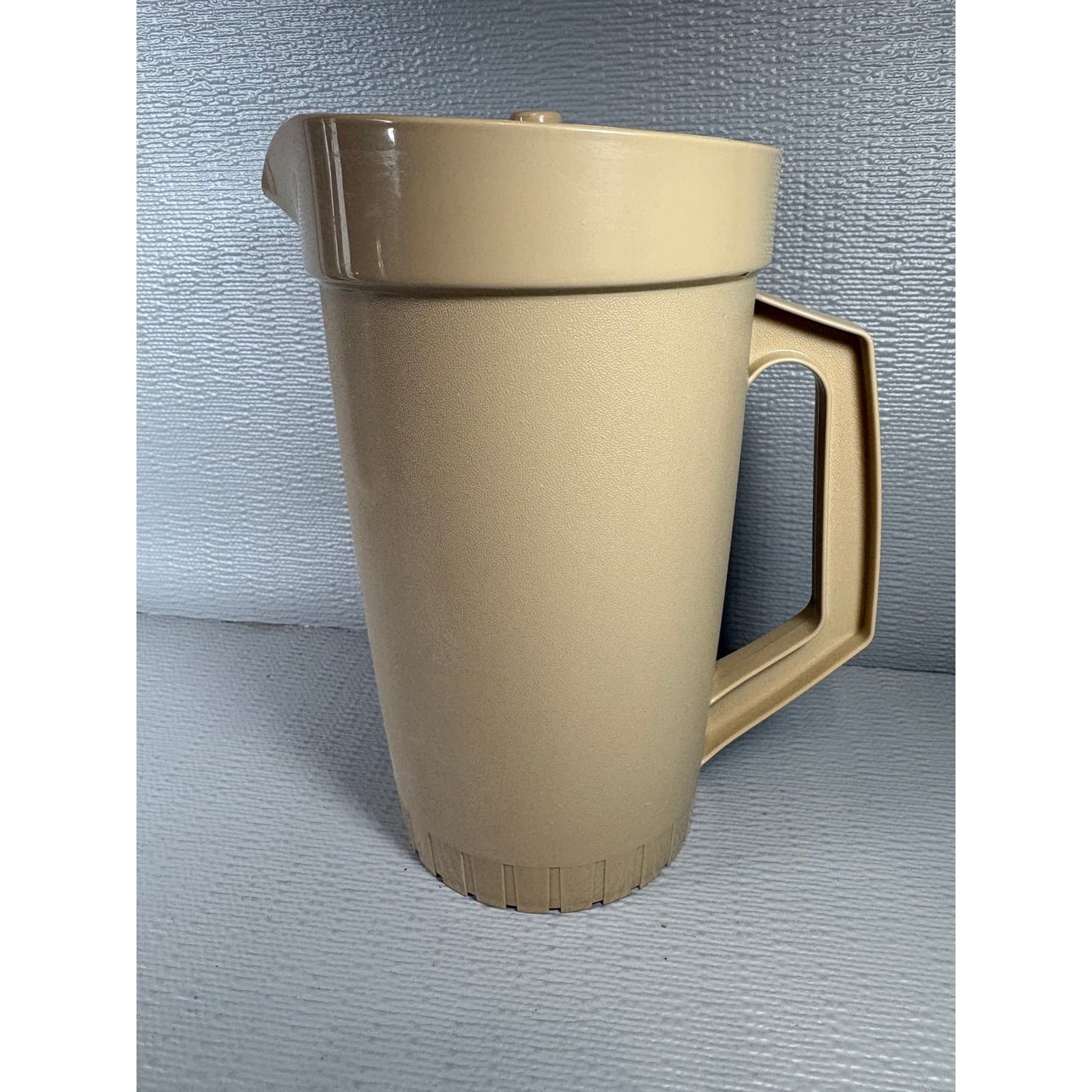 Vintage Tupperware 2 Quart Pitcher Almond Tan Push Button Lid 800-5 Made in USA
