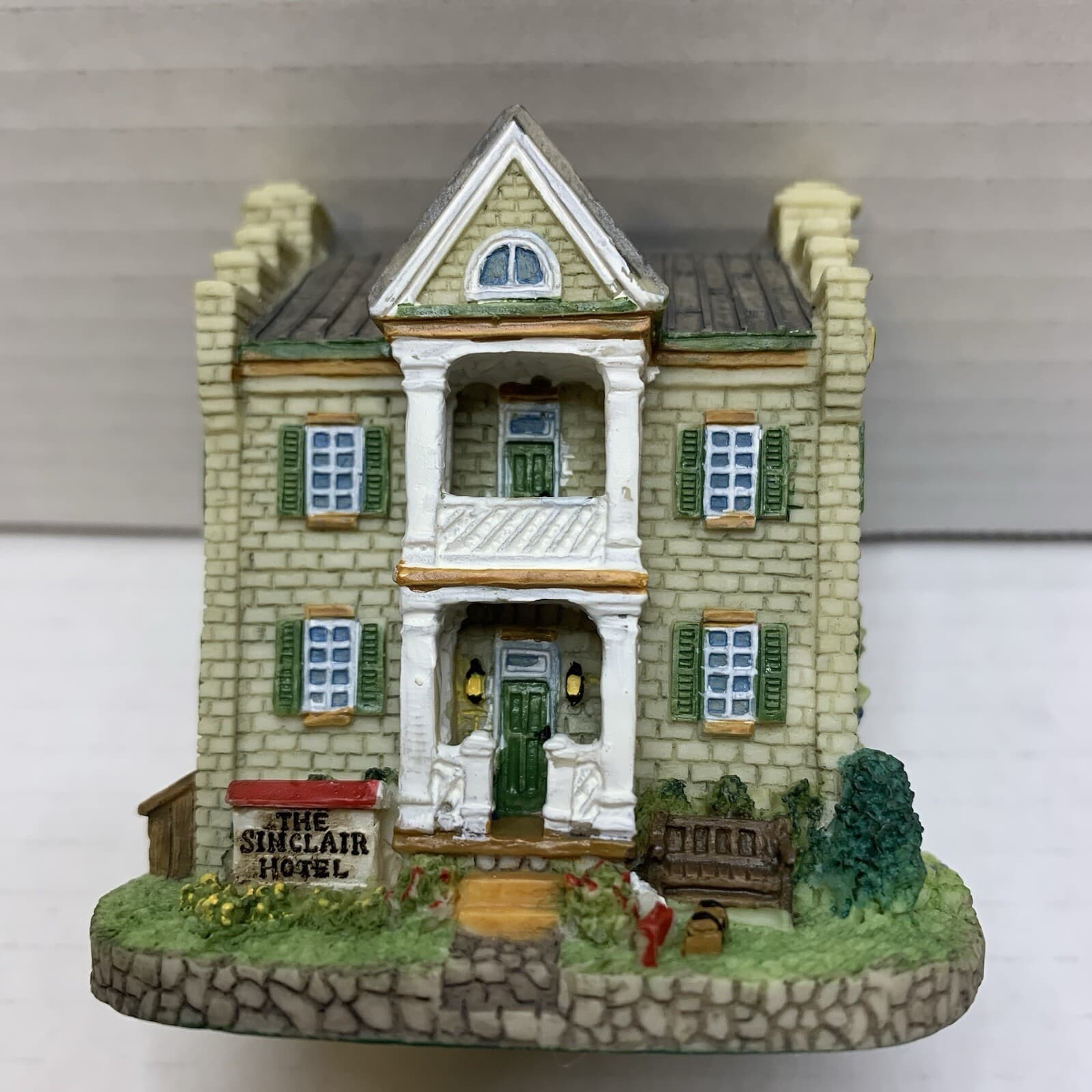 VTG Liberty Falls “The Sinclair Hotel” The Americana Collection 1999 AH179
