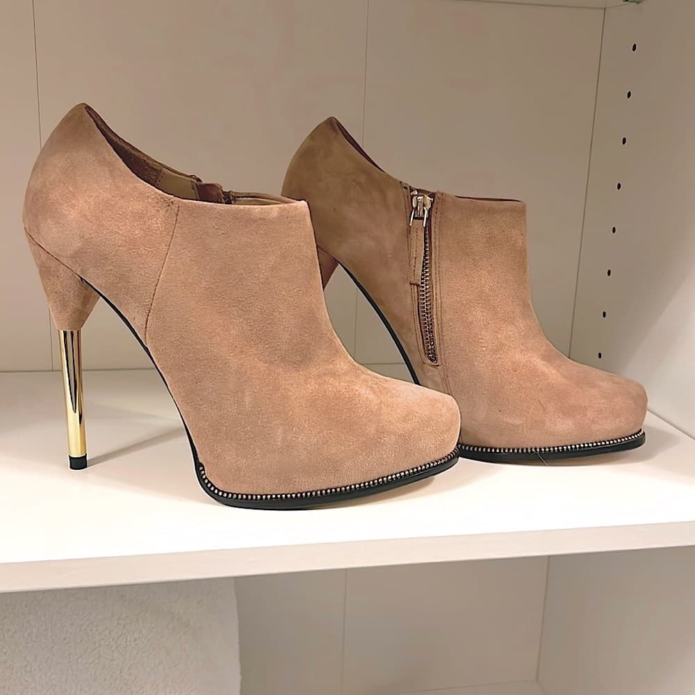 π EUC ZARA WOMAN Tan suede Platform Booties with Gold Accent Heels size 40 EUR