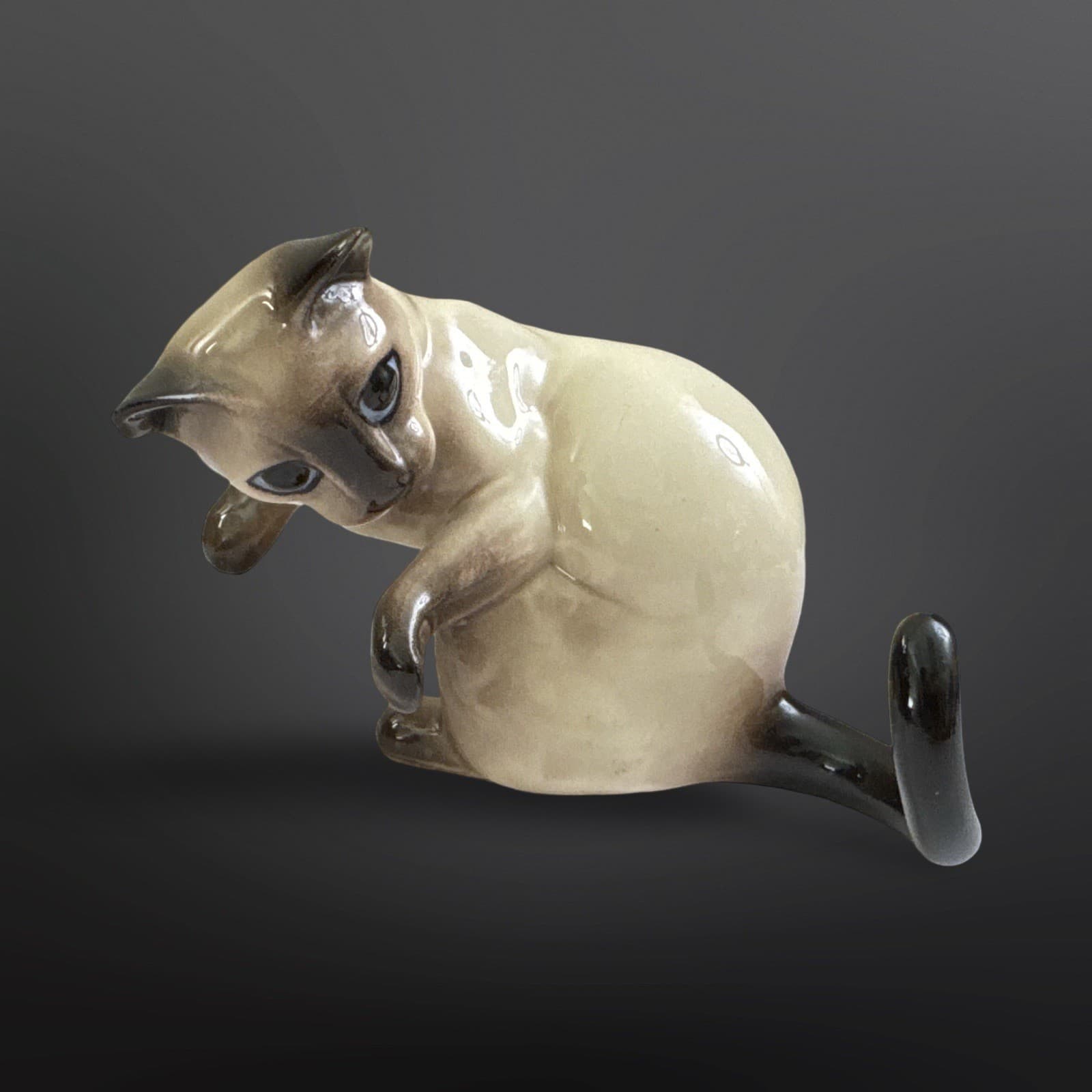 Hagen Renaker DW Designers Workshop Siamese Cat Mama Watching Tail Figurine