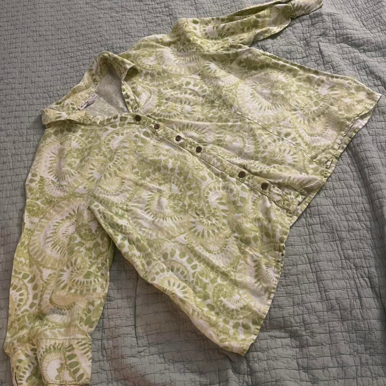 Green and white paisley button-up shirt with a boho vibe. Size: XXL #boho #paisley #summer