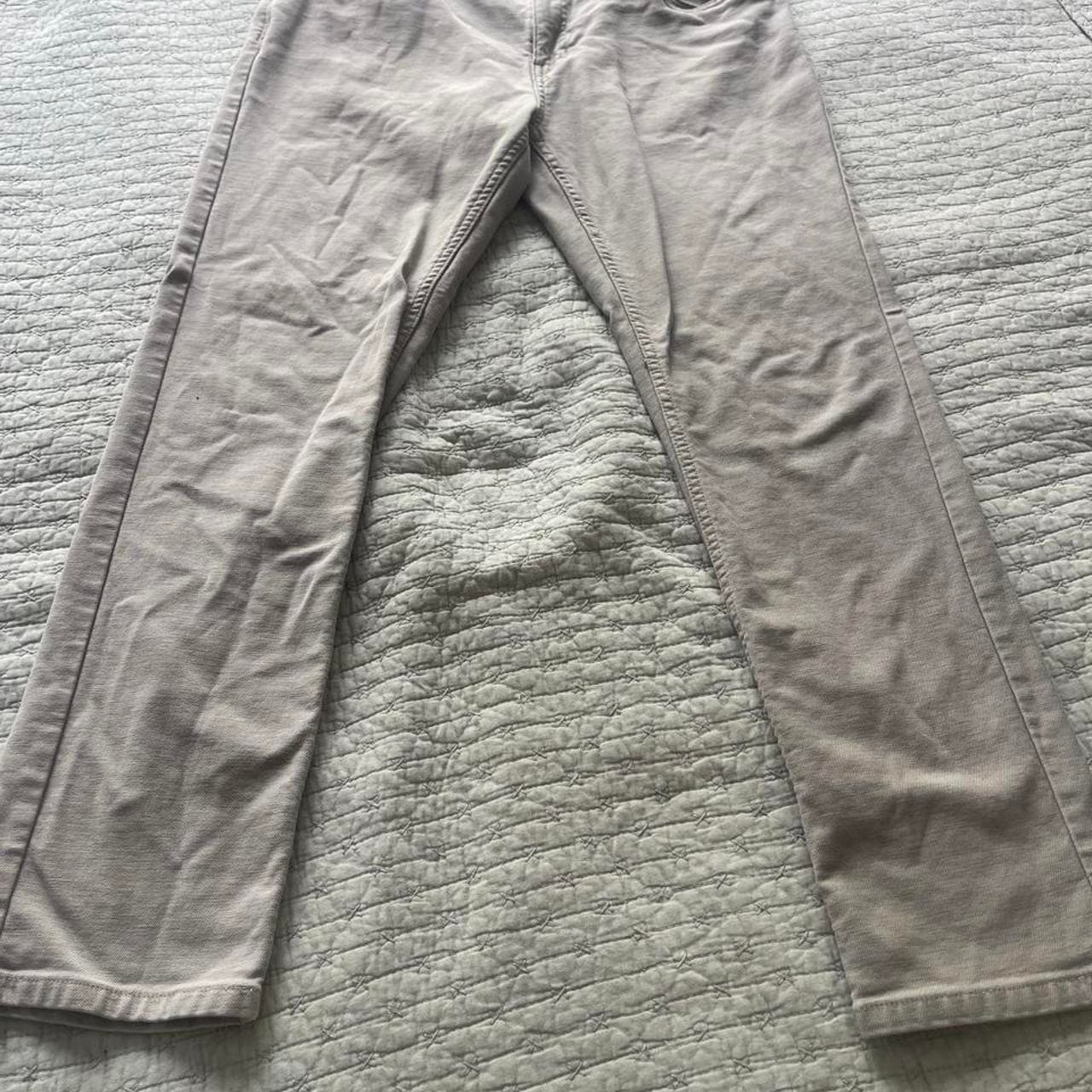 JACHS NY men’s pants in a versatile light tan color. Designed with a classic five-pocket style and a comfortable straight-leg fit, these pants are easy to pair with everything from T-shirts and polos to button-downs. The soft stretch fabric provides all-day comfort while maintaining a clean, polished look.