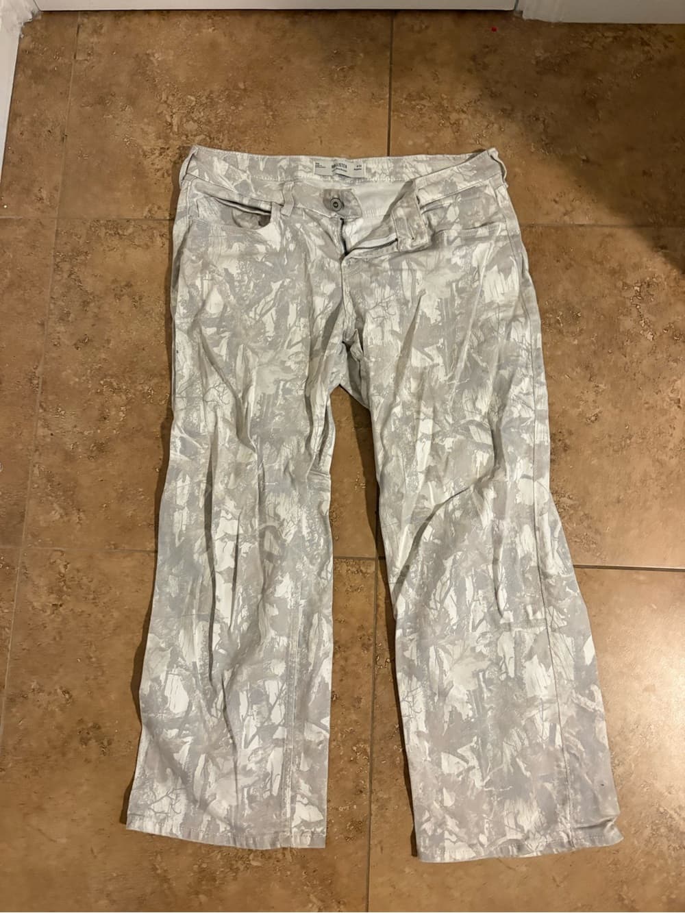 Hollister White and Light Gray Low-Rise Baggy Jeans