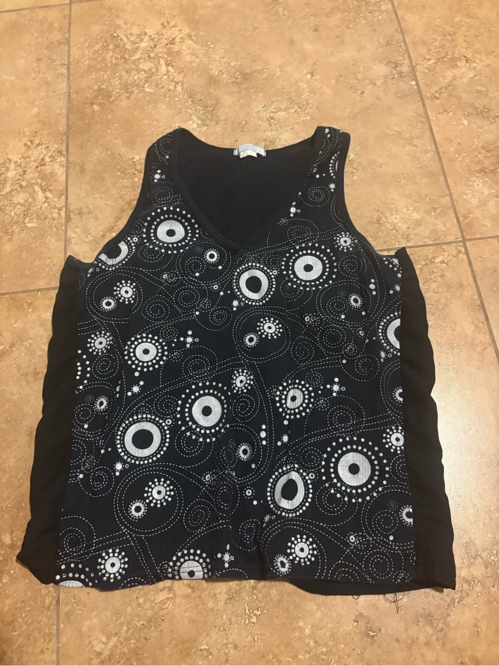 Sleeveless V-Neck Printed Tank Top - Black/White