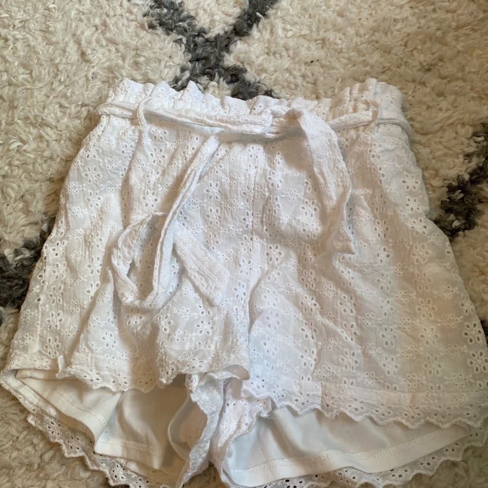 Cute lace white shorts