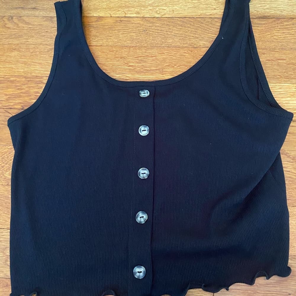 Buttoned black tank top