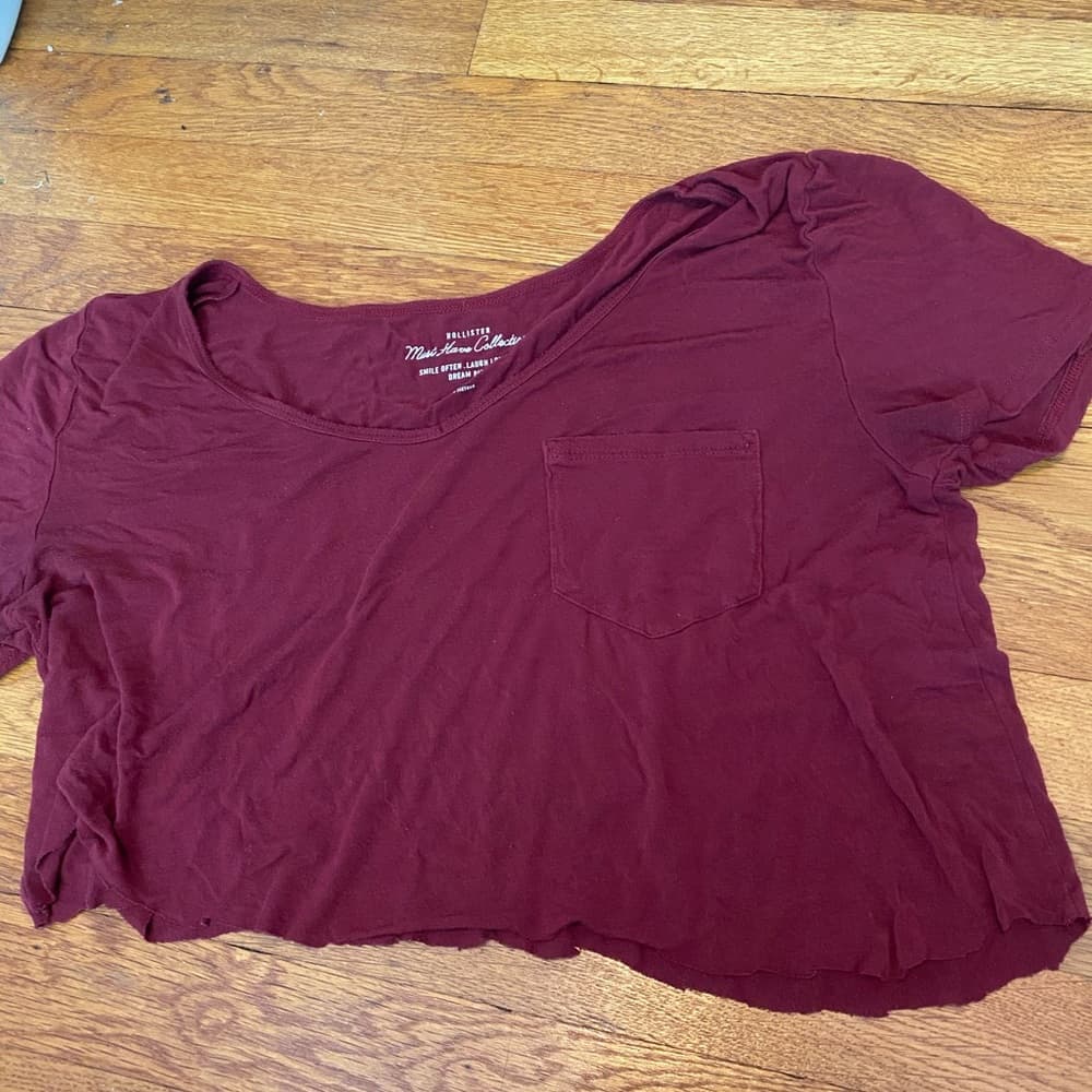 Cropped maroon t shirt