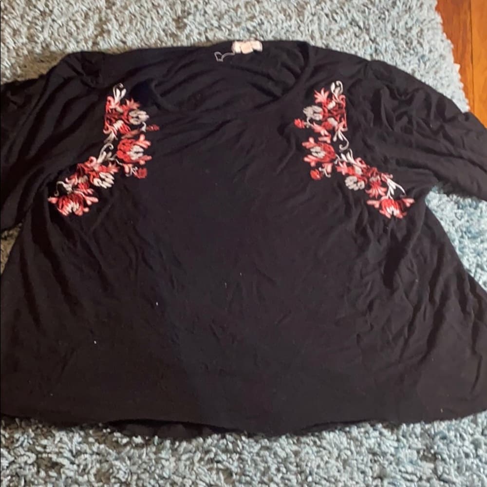Black cropped tee with floral design