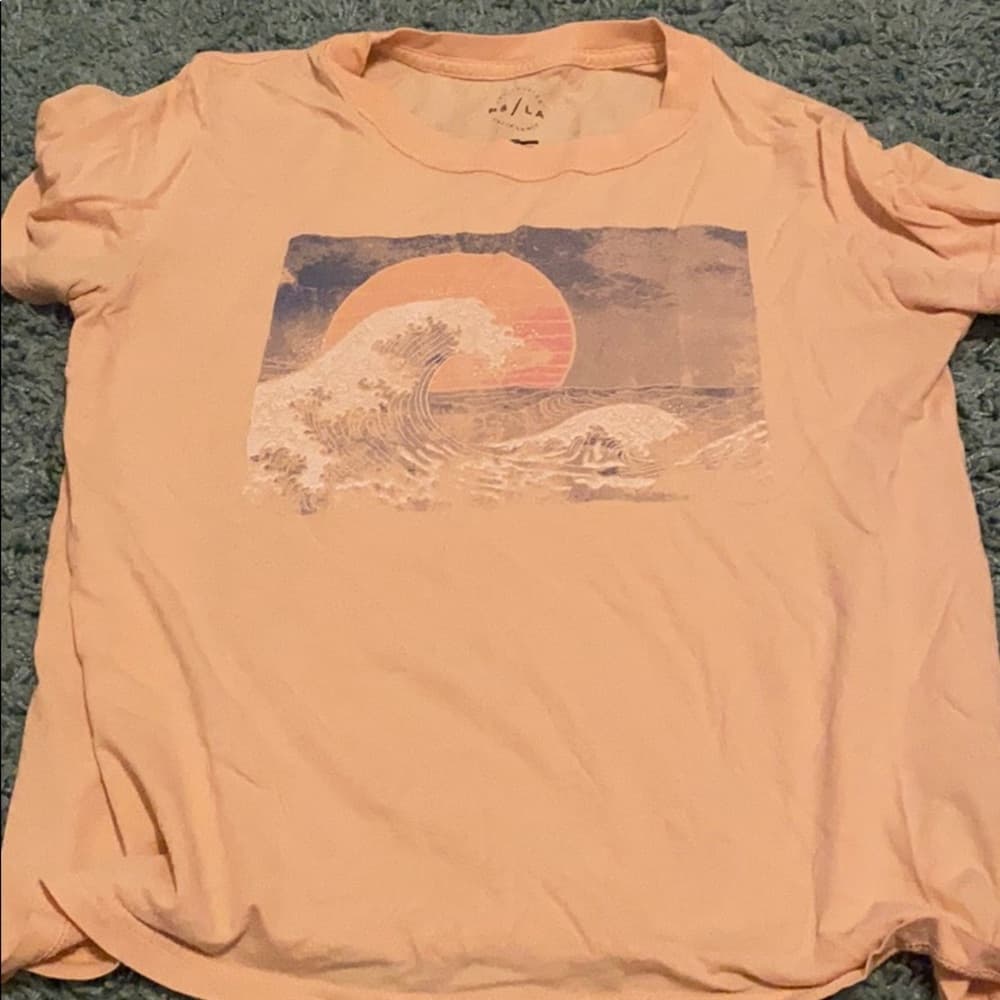 Peach tee with wave design