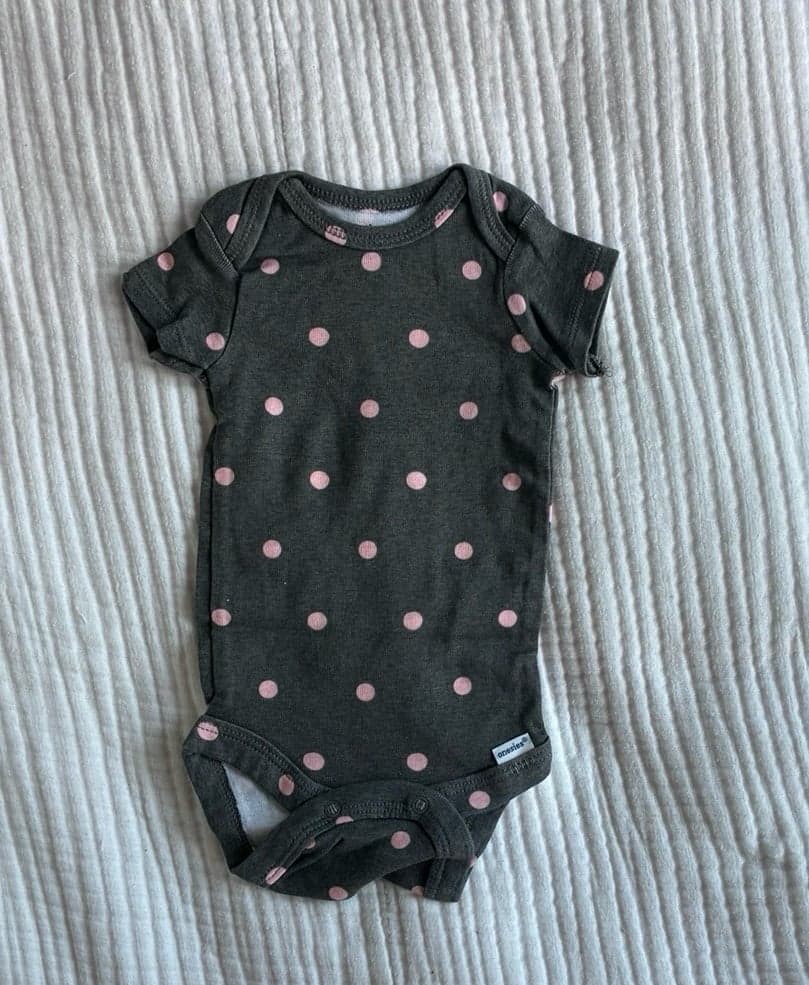 Gerber Gray & Pink Polka Dot Short Sleeve Onesie Bodysuit – 0-3 Months