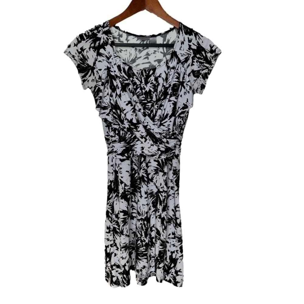 Chico's White & Black Faux Wrap Floral Short Sleeve Size 0 (US Size XS)