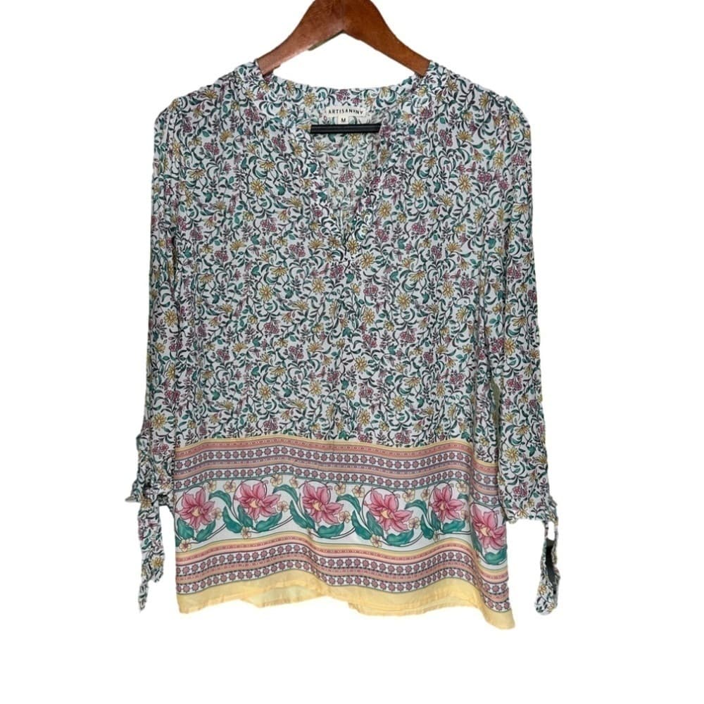 Artisan NY Size M Floral 3/4 Sleeve V-Neck Top