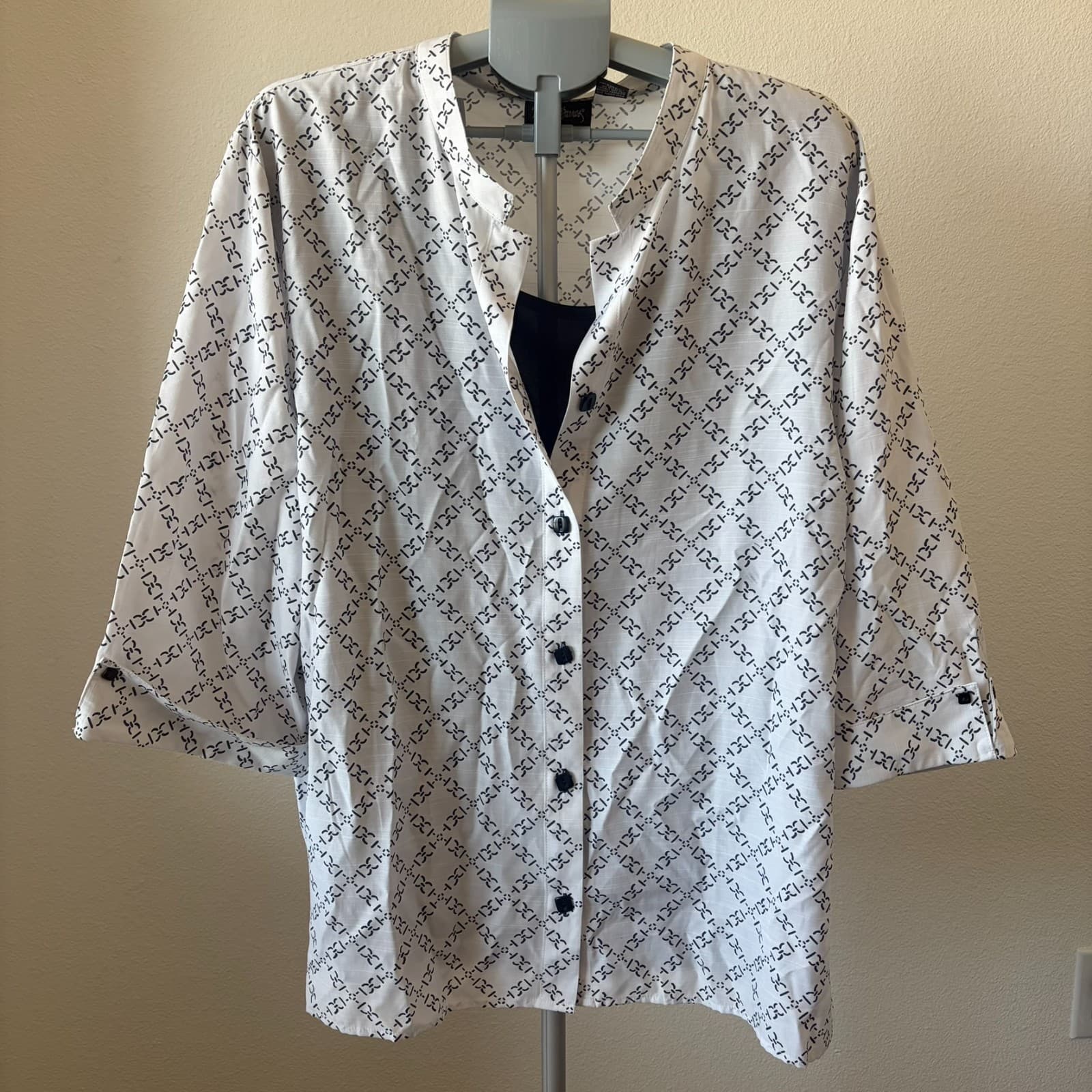 Maggie Barnes Black and White Blouse with Attached tank Size 3X All Over Print